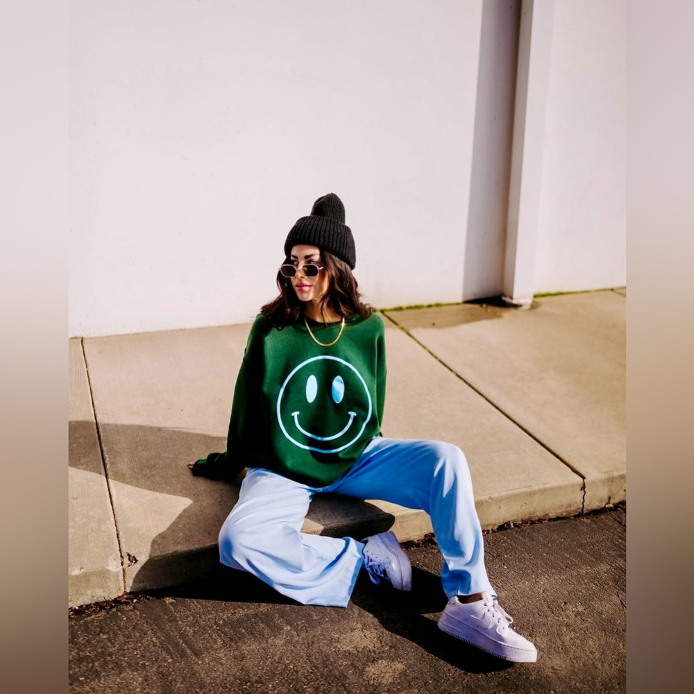 NWOT Dressed in LaLa Green “The World Needs Your Magic” Smiley Sweatshirt Sz-S/M - Picture 3 of 13
